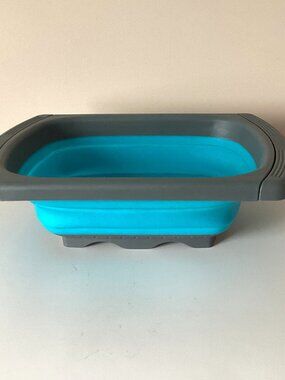 Expandable Collapsible Silicone Kitchen Colander Strainer Rests Over The Sink